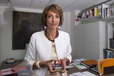 Marisol Touraine, dans son bureau, présente pour Paris Match le paquet de cigarettes neutre.