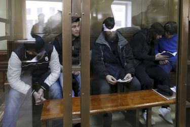 Les cinq hommes déclarés coupables du meurtre de Boris Nemtsov, en mars 2016.