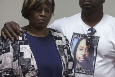 Audrey DuBose et son fils Aubrey, portant un T-Shirt avec la photo de Sam, tué par un policier blanc il y a onze jours. 