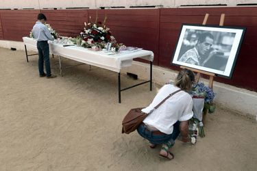 Des gens déposent fleurs et bougies à la mémoire du torero espagnol Ivan Fandiño, mort à Aire-sur-l'Adour, le 17 juin. 