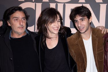 Yvan Attal, Charlotte Gainsbourg et Ben Attal à la première de «Mon chien stupide» à Paris le 22 octobre 2019