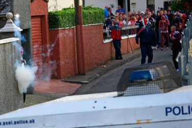 Irlande du Nord: les défilés finissent en émeutes