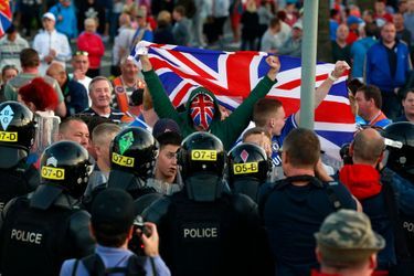Irlande du Nord: les défilés finissent en émeutes
