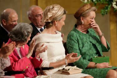 Tant le roi Albert II que la reine Paola ont eu bien du mal à contenir leurs larmes durant la cérémonie d&#039;abdication, au Palais Royal de Bruxelles. La reine a particulièrement apprécié les remerciements du roi pour son soutien. Albert, s&#039;éloignant de son texte, lui a même adressé «un gros kiss».