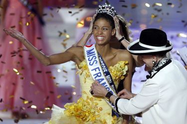 Chloé Mortaud est sacrée Miss France 2009 au Puy du Fou le 6 décembre 2008