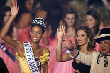 Chloé Mortaud est sacrée Miss France 2009 au Puy du Fou le 6 décembre 2008