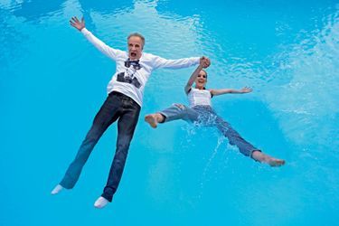 Plongeon, mercredi 8 juillet, dans la piscine du Pigonnet, l'élégant hôtel d'AIx-en-Provence que Christophe a acquis en novembre. Christophe Lambert et Eleanor sont habillés par Stefanie Renoma.
