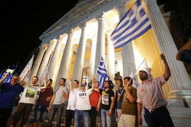 A Athènes, les partisans du &quot;non&quot; fêtent les résultats du référendum. 