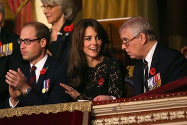 Kate Middleton discute avant le début du spectacle avec l'oncle de William, le duc d'York, à Londres, le 7 novembre 2015
