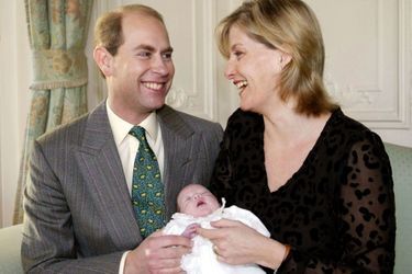 Lady Louise Windsor avec ses parents, le prince Edward et la comtesse Sophie de Wessex, pour sa première séance photo, noël 2003