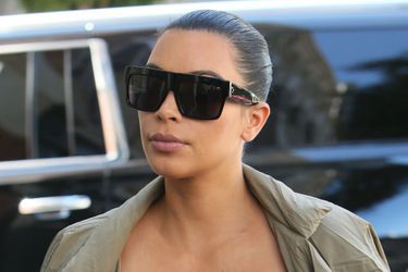 Kim Kardashian exhibe ses courbes de maman dans les rues de Los Angeles jeudi.