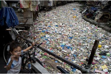 A Manille, capitale des Philippines, des familles entières vivent de ce cocktail toxique : la récupération des déchets.