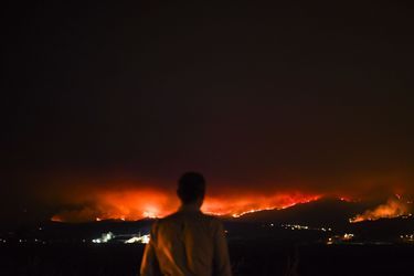 Un homme contemple les flammes qui ont ravagé les centre du Portugal.