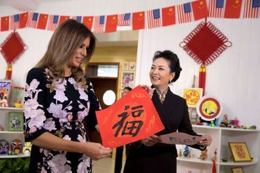 Melania Trump et Peng Liyuan à l'école élémentaire Banchang de Pékin, le 9 novembre 2017.