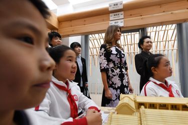 Melania Trump et Peng Liyuan à l'école élémentaire Banchang de Pékin, le 9 novembre 2017.