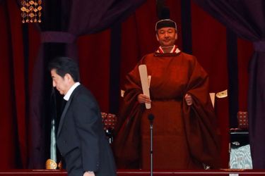Shinzo Abe passe devant l&#039;empereur Naruhito