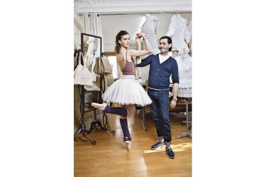 Laura Hecquet et Franck Sorbier dans l’atelier parisien du couturier. 