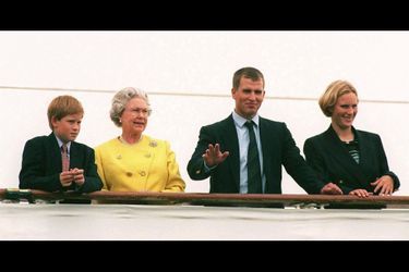 Sur le Britannia, avec sa grand-mère Elizabeth, son frère Peter et son cousin Harry, en 1997