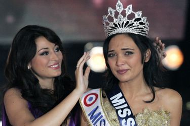 Rachel Legrain-Trapani remet la couronne de Miss France 2008 à Valérie Bègue à Dunkerque le 8 décembre 2007