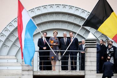 Le grand-duc Henri de Luxembourg et le Premier ministre Xavier Bettel avec la reine Mathilde et le roi des Belges Philippe à Luxembourg le 16 octobre 2019