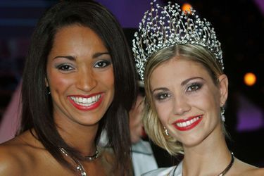 Alexandra Rosenfeld (au côté de Cindy Fabre, Miss France 2005), est sacrée Miss France 2006 à Cannes le 3 décembre 2005
