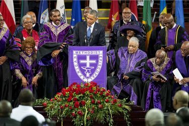 Barack Obama chante &quot;Amazing Grace&quot; en hommage aux victimes de Charleston. 