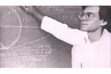 Bob Lazar devant un tableau noir couvert d'équations dans les années 80. Mais il en faut plus pour prouver qu'il est un scientifique de haut niveau...