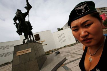Devant la statue de Chingunjav, un héros mongol