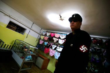 Les néo-nazis de Tsagaan Khass ont des bureaux officieux dans un magasin de lingerie de la capitale de la Mongolie, Oulan-Bator. 