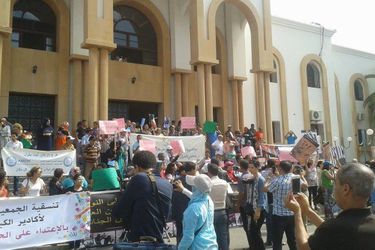 Devant le tribunal d'Agadir ce lundi matin, à l'ouverture du procès de Sanae et Sihame.