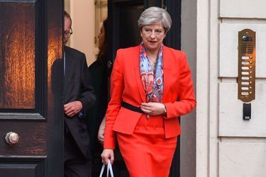 Theresa May quitte le QG du parti conservateur, vendredi.