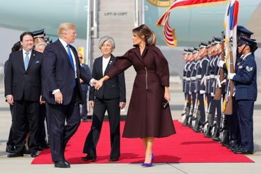 Melania et Donald Trump à l'aéroport de Séoul, le 7 novembre 2017.
