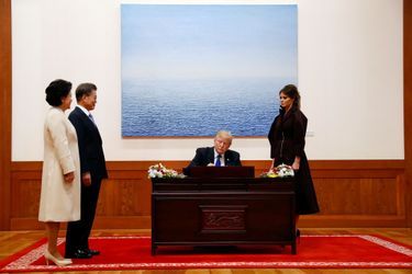 Melania et Donald Trump, avec le président sud-coréen Moon Jae-In et son épouse Kim Jung-sook à la Maison Bleue, à Séoul, le 7 novembre 2017.