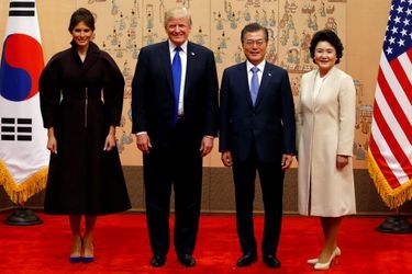 Melania et Donald Trump, avec le président sud-coréen Moon Jae-In et son épouse Kim Jung-sook à la Maison Bleue, à Séoul, le 7 novembre 2017.