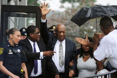Bill Cosby salue la foule après l&#039;annonce de l&#039;annulation de son procès.