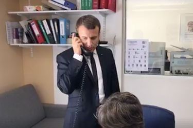 Emmanuel Macron au standard de l&#039;Elysée.
