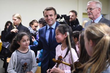 Emmanuel Macron et le maire d'Avallon Jean-Yves Caullet avec les élèves de l'école primaire Victor Hugo, le 23 mars 2017.