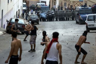 Affrontements entre forces de police et des manifestants à El Hoceima, au nord du Maroc, le 8 juin 2017.