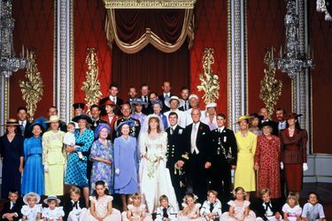 Sarah Ferguson et le prince Andrew, avec la famille royale britannique, le jour de leur mariage, le 23 juillet 1986