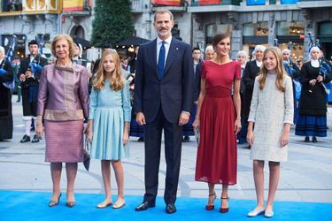 La princesse Leonor d'Espagne avec l'ex-reine Sofia, le roi Felipe VI, la reine Letizia et la princesse Sofia à Oviedo, le 18 octobre 2019