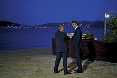 Après un meeting, aparté entre François Baroin et Xavier Bertrand sur la plage du Lido à Toulon, le 24 mai.     