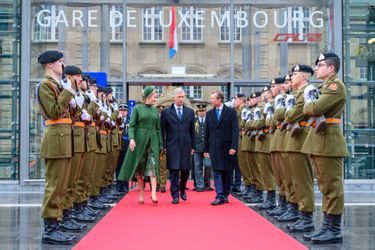 Le grand-duc Henri de Luxembourg accueille la reine Mathilde et le roi des Belges Philippe à la gare de Luxembourg, le 15 octobre 2019