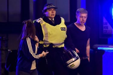 La police a aidé les nombreux blessés dans les rues de Londres. 