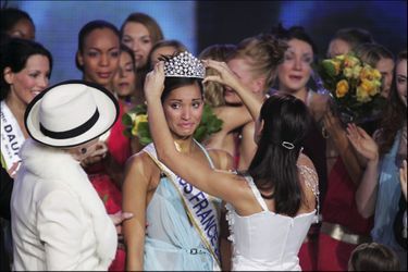 Cindy Fabre, alias Miss France 2005, reçoit sa couronne des mains de Laetitia Bléger le soir de son élection à Tours le 11 décembre 2004