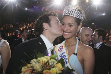 Cindy Fabre, Miss France 2005, au côté de Francis Huster, président du jury, le soir de son élection à Tours le 11 décembre 2004