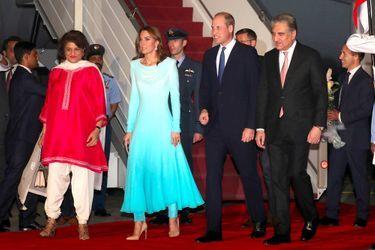Kate Middleton et le prince William à leur descente d'avion à Islamabad, le 14 octobre 2019.