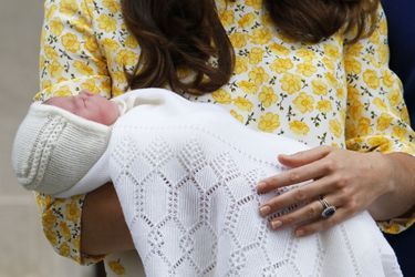 La princesse Charlotte, devant la maternité le jour de sa naissance, le 2 mai 2015.