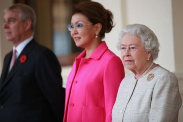 La reine Elizabeth II avec le prince Andrew et Dariga Nazarbaïev à Londres, le 4 novembre 2015