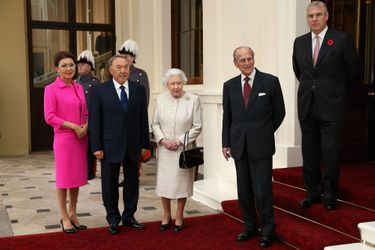 La reine Elizabeth II avec les princes Philip et Andrew et Noursoultan et Dariga Nazarbaïev à Londres, le 4 novembre 2015