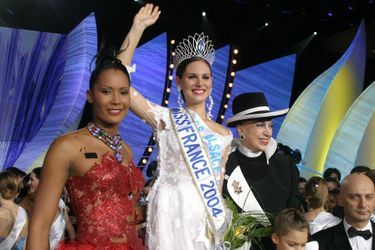 Lætitia Bléger (au côté de Corinne Coman, Miss France 2003, et de Geneviève de Fontenay) le soir de son élection à Deauville le 13 décembre 2003